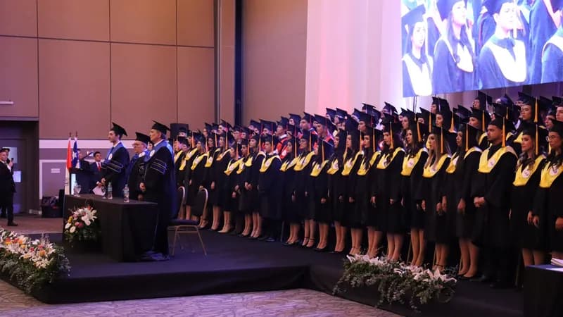 Universidad Autónoma del Paraguay celebró su ceremonia de graduación 2024-2025