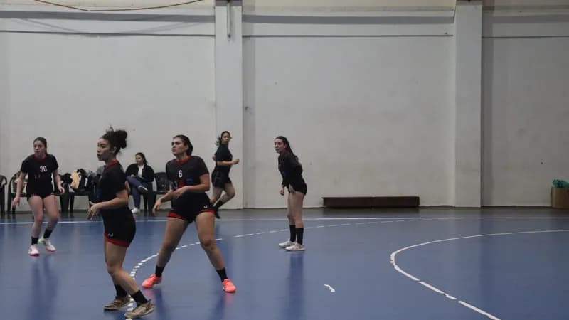 ¡Victoria arrolladora del equipo de handball femenino de la UAP en los JUPY 2025!