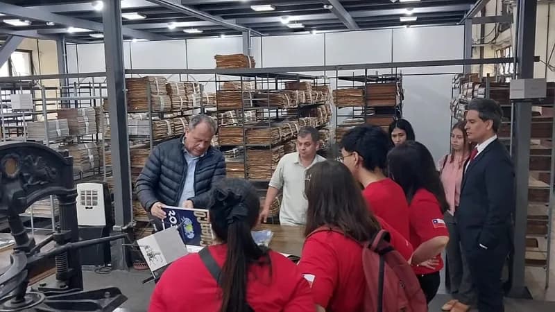 Estudiantes de la UAP se preparan para realizar su visita a la Universidad Autónoma de Chile