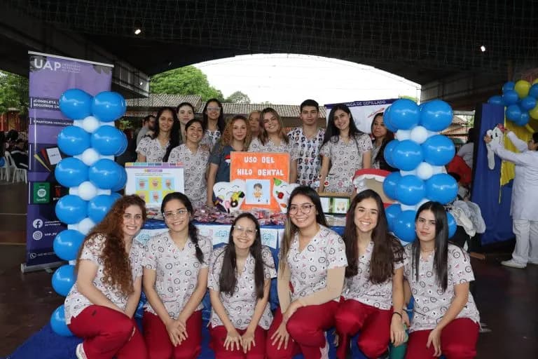 Estudiantes de la Carrera de Odontología de la UAP participaron en la Expo Odontológica ‘Sonrisas Brillantes, Futuros Brillantes’ 2024