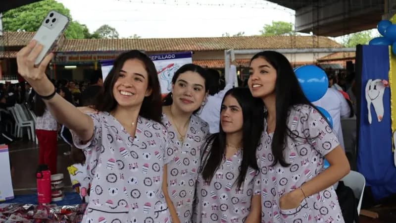 Estudiantes de la Carrera de Odontología de la UAP participaron en la Expo Odontológica ‘Sonrisas Brillantes, Futuros Brillantes’ 2024