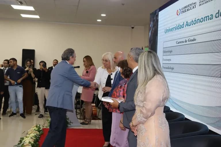 La Universidad Autónoma del Paraguay celebra la certificación de acreditaciones por la ANEAES