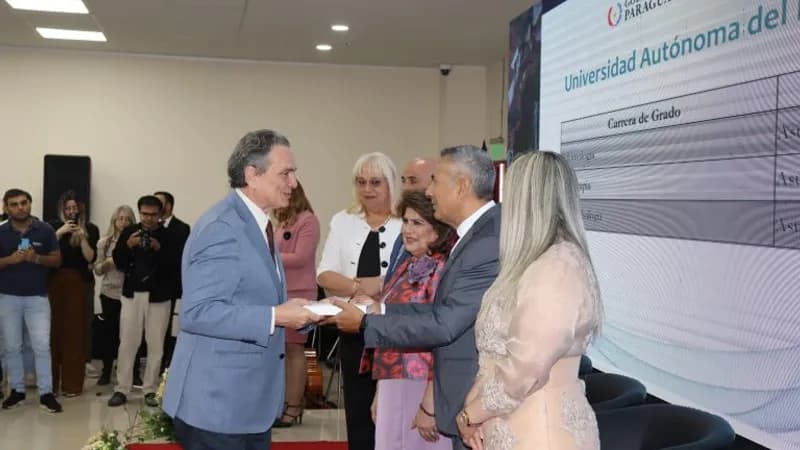 La Universidad Autónoma del Paraguay celebra la certificación de acreditaciones por la ANEAES