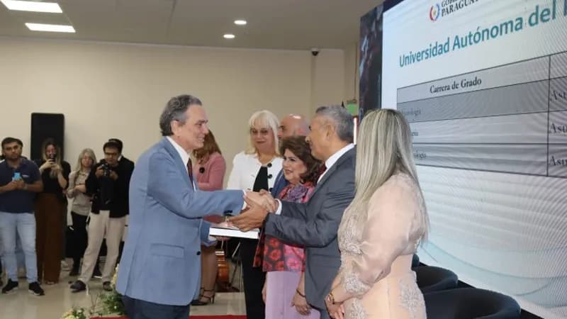 La Universidad Autónoma del Paraguay celebra la certificación de acreditaciones por la ANEAES
