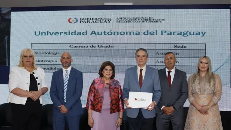 La Universidad Autónoma del Paraguay celebra la certificación de acreditaciones por la ANEAES