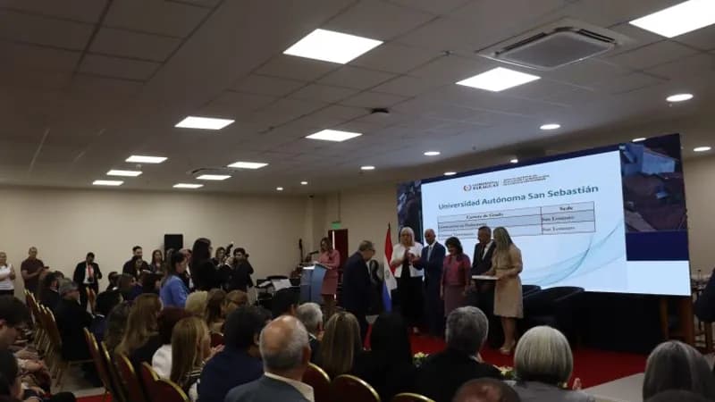 La Universidad Autónoma del Paraguay celebra la certificación de acreditaciones por la ANEAES