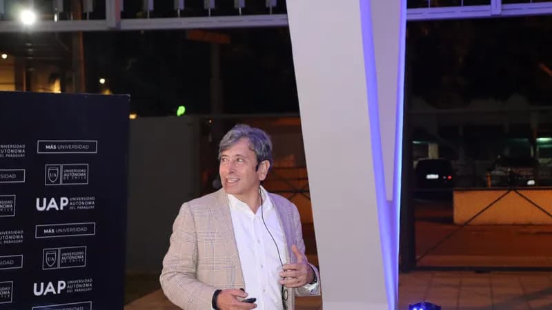 Ex ministro del Estado de Chile realizó una Master Class para estudiantes de la Universidad Autónoma del Paraguay