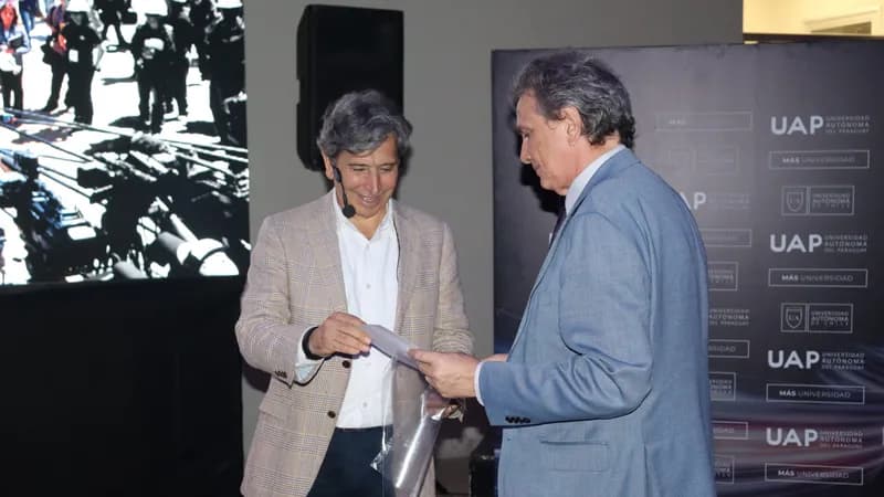 Ex ministro del Estado de Chile realizó una Master Class para estudiantes de la Universidad Autónoma del Paraguay