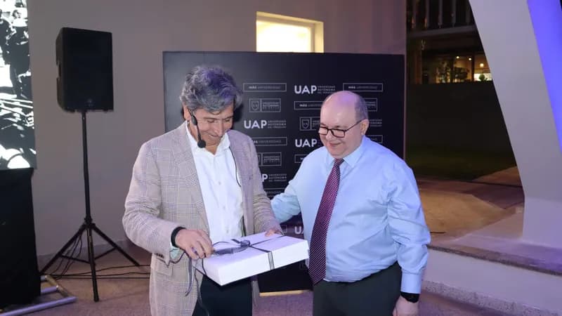 Ex ministro del Estado de Chile realizó una Master Class para estudiantes de la Universidad Autónoma del Paraguay
