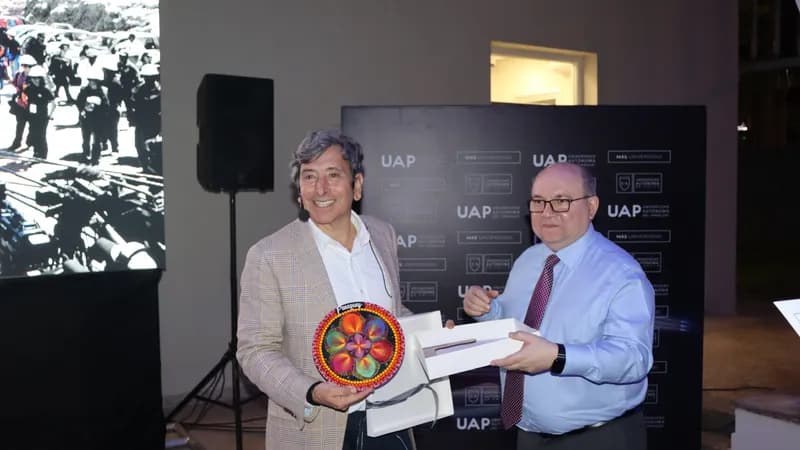 Ex ministro del Estado de Chile realizó una Master Class para estudiantes de la Universidad Autónoma del Paraguay