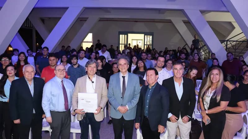 Ex ministro del Estado de Chile realizó una Master Class para estudiantes de la Universidad Autónoma del Paraguay