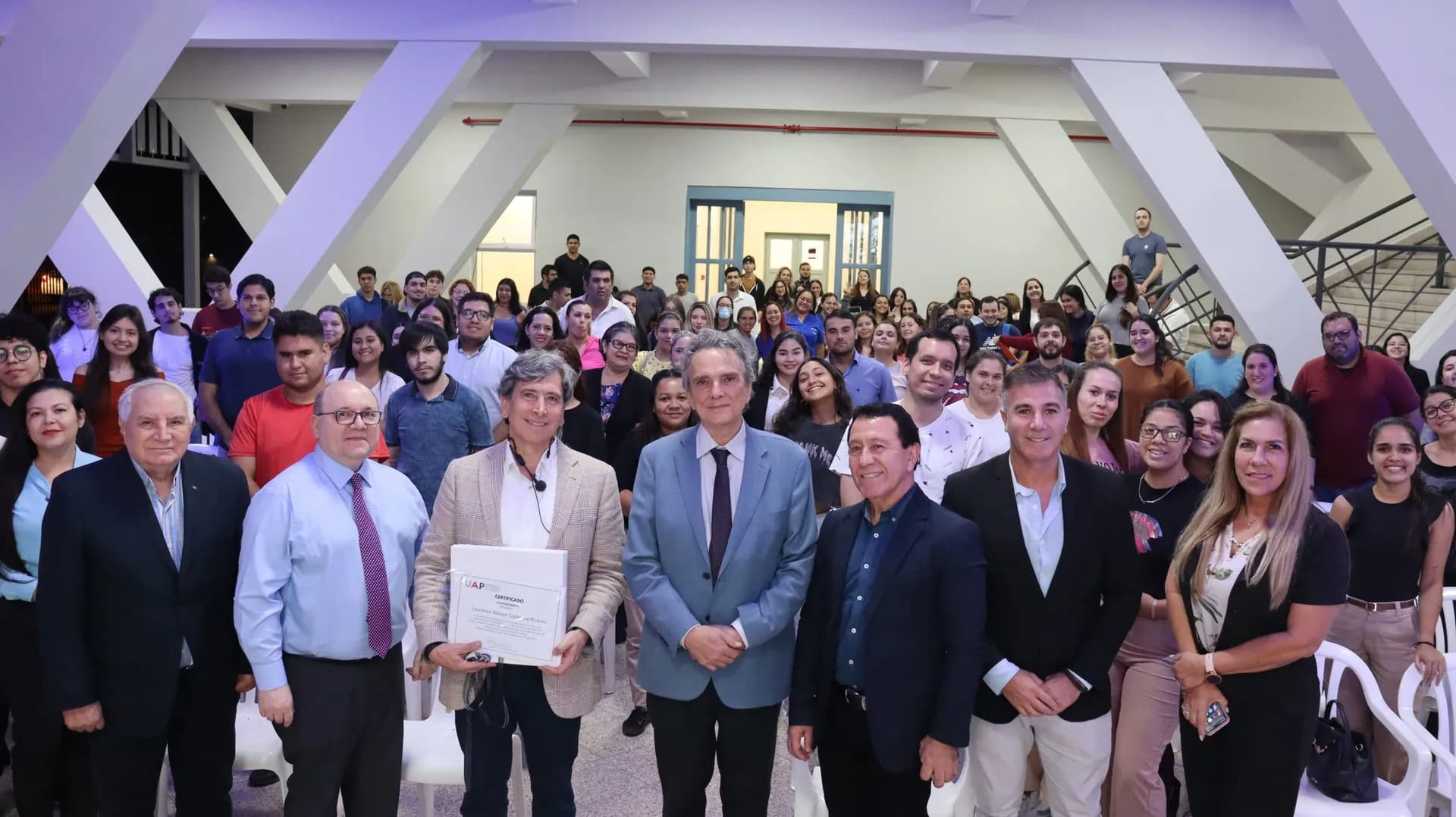 Ex ministro del Estado de Chile realizó una Master Class para estudiantes de la Universidad Autónoma del Paraguay