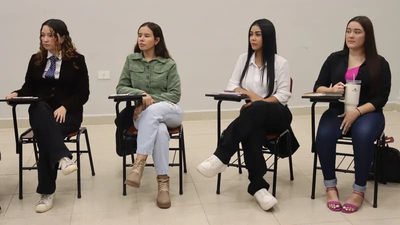 Estudiantes de la Carrera de Periodismo de la UAP celebraron el día Nacional del Periodista con interesante conversatorio