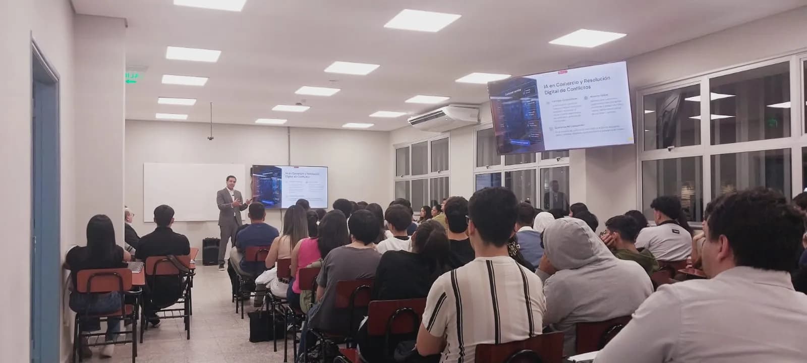 Masterclass con el Dr. Sebastián Bozzo Hauri en la Universidad Autónoma del Paraguay
